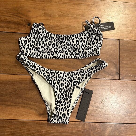 TRIANGL MICA CHEEKY POWDER VELVET BLACK WHITE NEW WITH TAGS + BAG - Picture 2 of 4